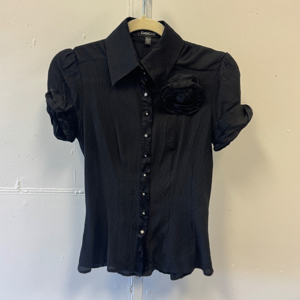Y2K 2010s Bebe Black Silk Blend Crinkle Rosette Blouse Short Sleeve XS